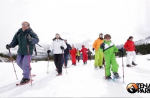Ruta con raquetas y comida en la nieve